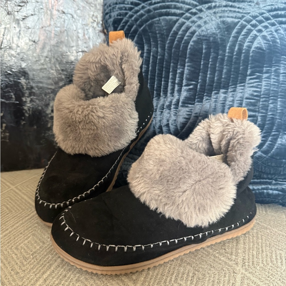 Dearfoams Black and Gray Plush Slippers